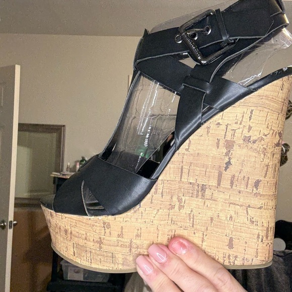 Guess Platform Heels Size 10 Nwt black/tan - Picture 3 of 4